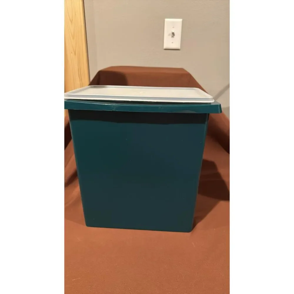 VTG Tupperware Carry all large tote 3 Gallon Storage Container with lid